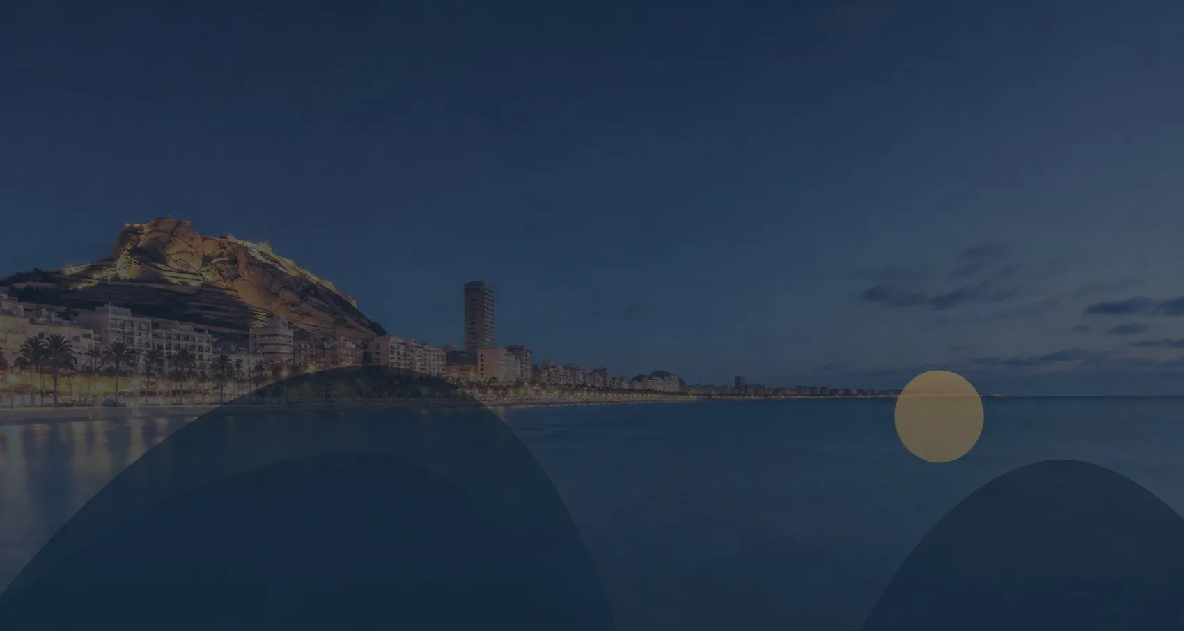 Bahía de Alicante al anochecer, con el castillo de Santa Bárbara sobre el monte Benacantil